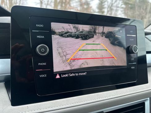 Used 2025 Volkswagen Taos SE w/ Panoramic Sunroof Package image 10