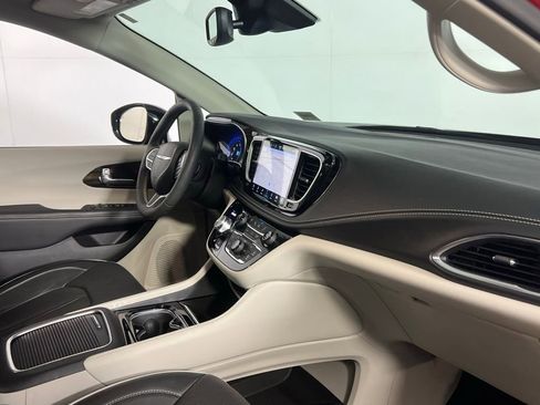 Certified 2024 Chrysler Pacifica Limited image 31