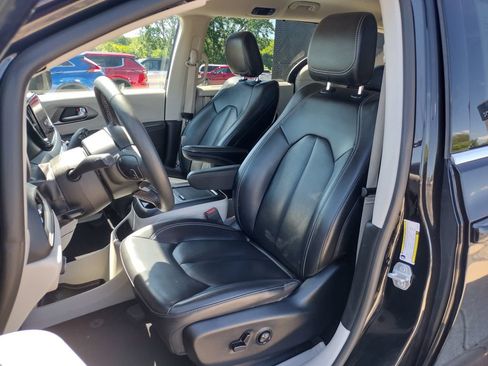 Used 2023 Chrysler Pacifica Touring-L FWD image 2