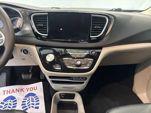 Used 2024 Chrysler Pacifica Touring-L FWD image 31