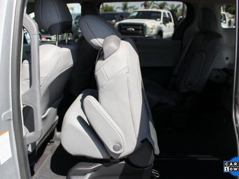Used 2023 Toyota Sienna XLE image 29