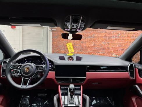 Used 2022 Porsche Cayenne Platinum Edition image 13
