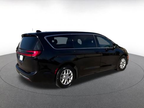 Used 2025 Chrysler Pacifica Select image 15