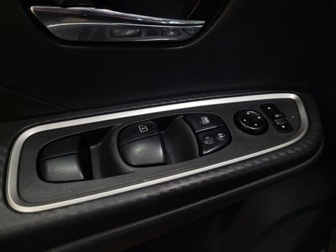 Used 2020 Nissan Versa SR FWD image 27