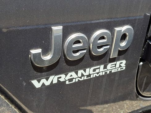 Used 2018 Jeep Wrangler Unlimited Sahara w/ Cold Weather Group AWD/4WD image 3