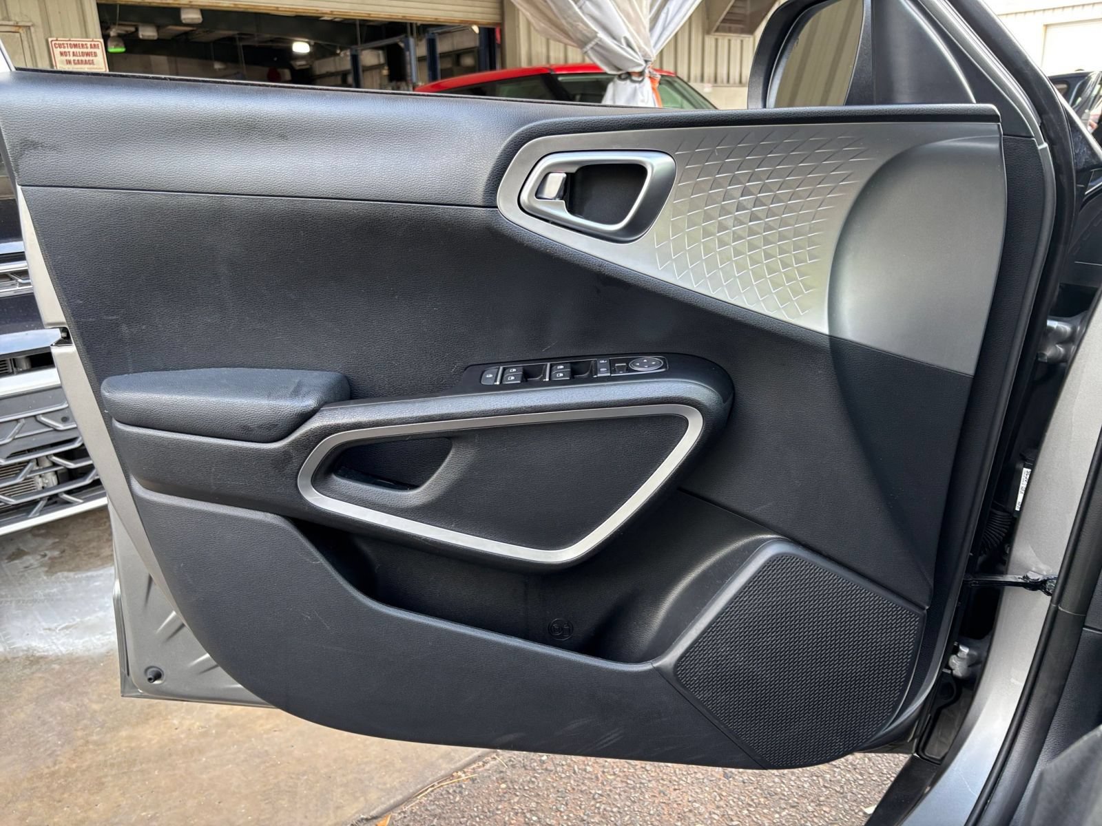 Used 2025 Kia Soul LX w/ LX Technology Package FWD image 18