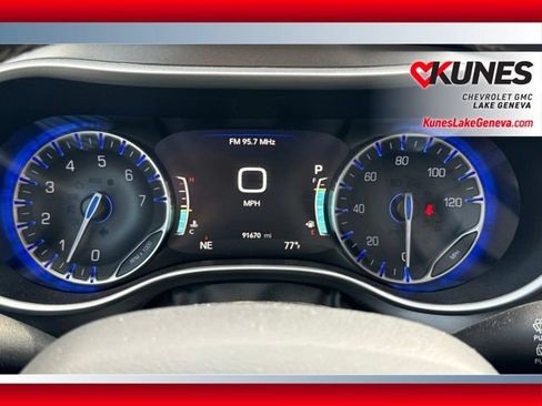 Used 2024 Chrysler Pacifica Touring-L FWD image 4