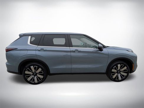 New 2025 Mitsubishi Outlander SE image 2