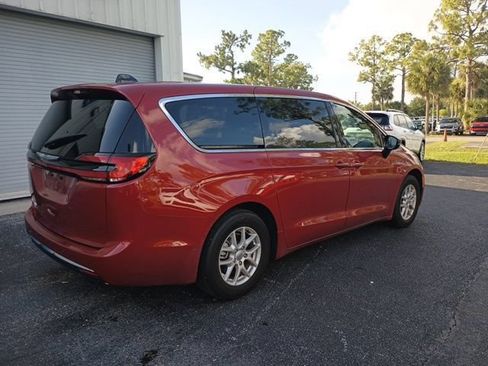 Used 2025 Chrysler Pacifica Select FWD image 5