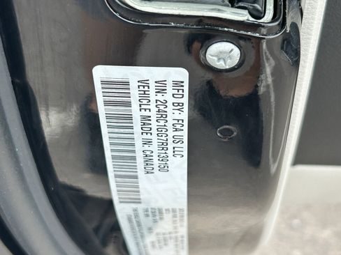 Used 2024 Chrysler Pacifica Limited FWD image 29