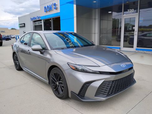 Used 2025 Toyota Camry SE FWD image 3