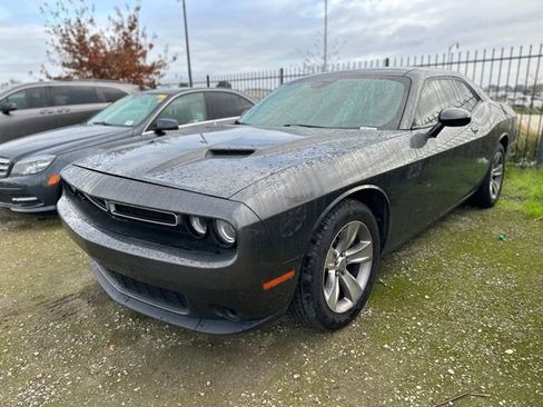 Used 2016 Dodge Challenger SXT image 3