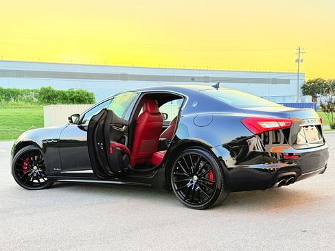 Used 2018 Maserati Ghibli GranSport image 4