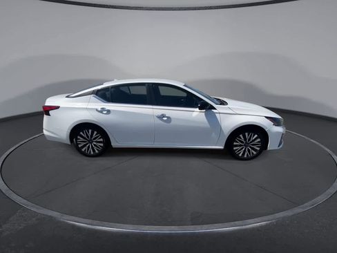 Used 2024 Nissan Altima 2.5 SV FWD image 17