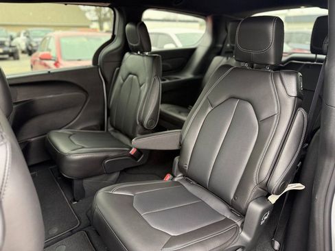 New 2026 Chrysler Pacifica Select image 18