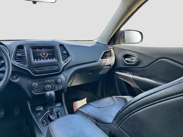 Used 2019 Jeep Cherokee Latitude Plus w/ Trailer Tow Group AWD/4WD image 22