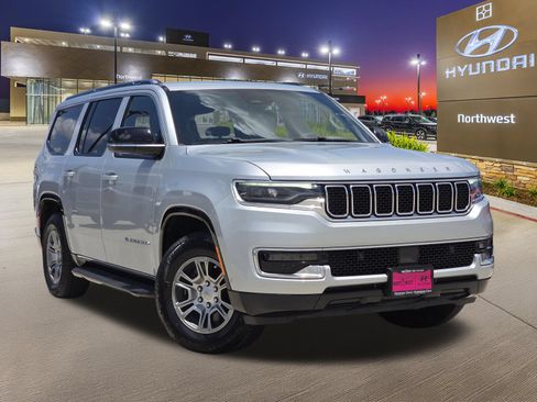 Used 2023 Jeep Wagoneer 2WD image 3