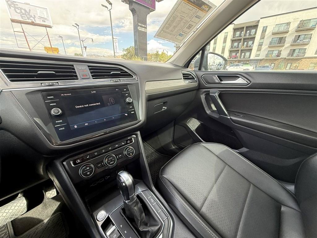Used 2018 Volkswagen Tiguan SEL AWD/4WD image 36