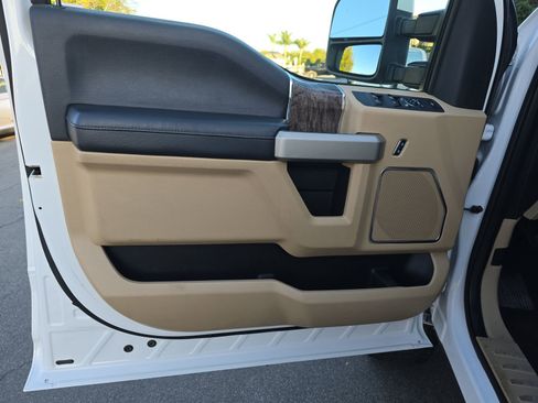 Used 2018 Ford F250 Lariat image 9