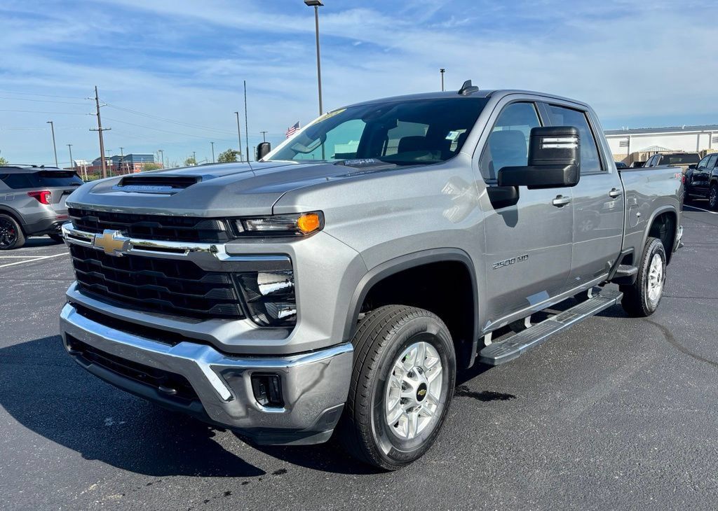 Used 2025 Chevrolet Silverado 2500 LT w/ Convenience Package AWD/4WD image 3