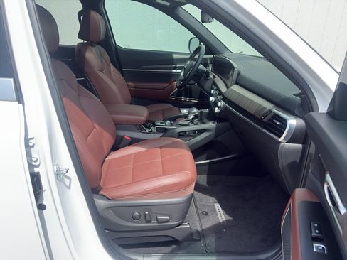 Used 2025 Kia Telluride SX w/ SX Captain's Chair Package AWD/4WD image 3