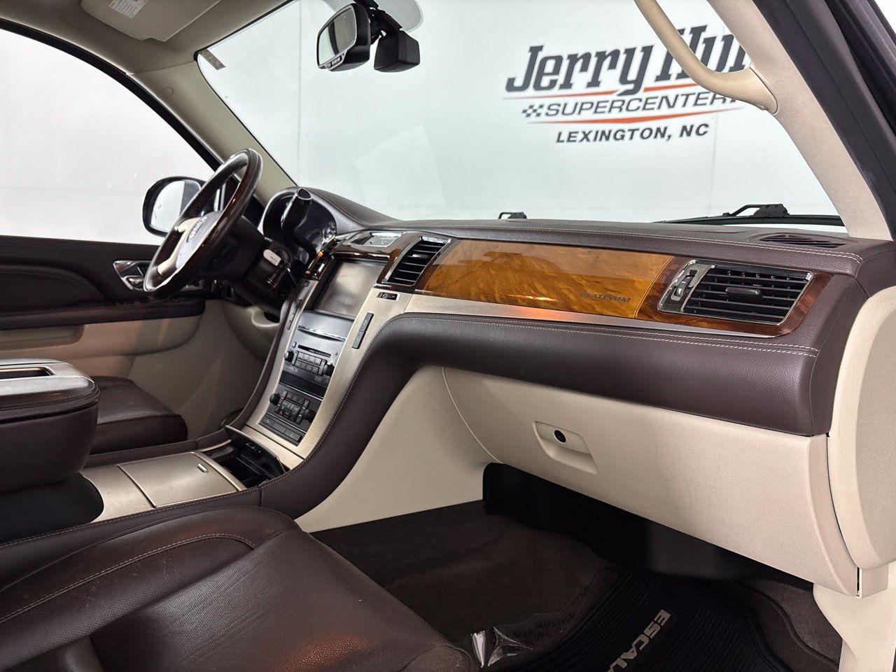 Used 2014 Cadillac Escalade Platinum AWD/4WD image 31