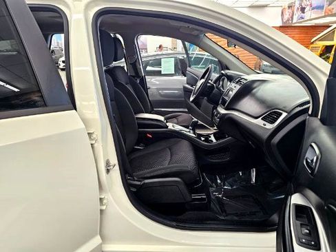 Used 2018 Dodge Journey SE image 30