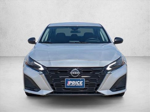 Used 2024 Nissan Altima 2.5 SV image 2