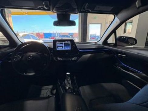 Used 2022 Toyota C-HR XLE image 24