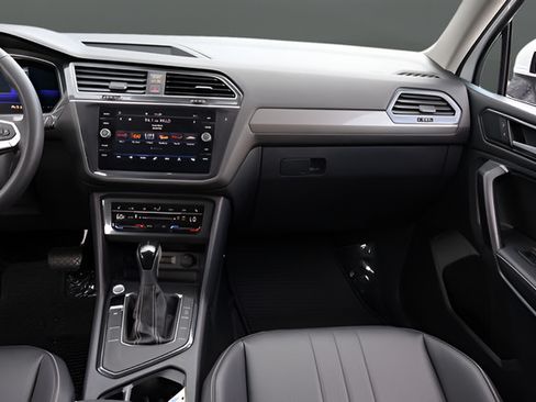 Certified 2023 Volkswagen Tiguan SE w/ Panoramic Sunroof Package FWD image 17