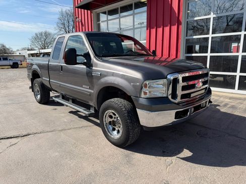 Used 2005 Ford F250 Lariat AWD/4WD image 2