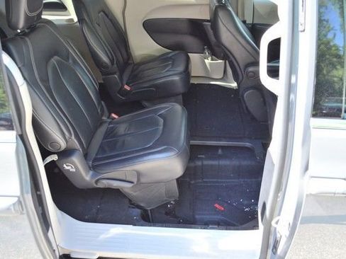 Used 2022 Chrysler Pacifica Touring-L FWD image 36