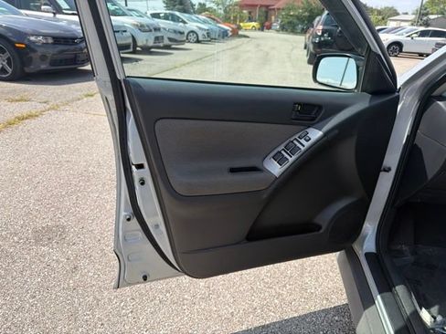 Used 2007 Pontiac Vibe w/ Sun And Sound Package FWD image 16