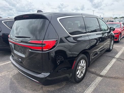 Used 2025 Chrysler Pacifica Select FWD image 2