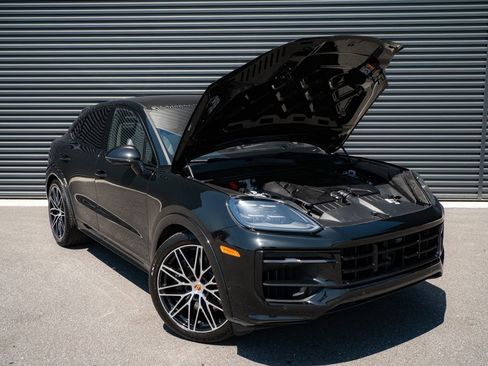 Certified 2025 Porsche Cayenne GTS AWD/4WD image 34