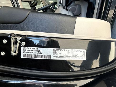 Used 2023 Chrysler Pacifica Touring-L image 35