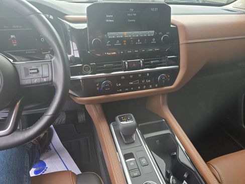 Used 2023 Nissan Pathfinder Platinum image 10