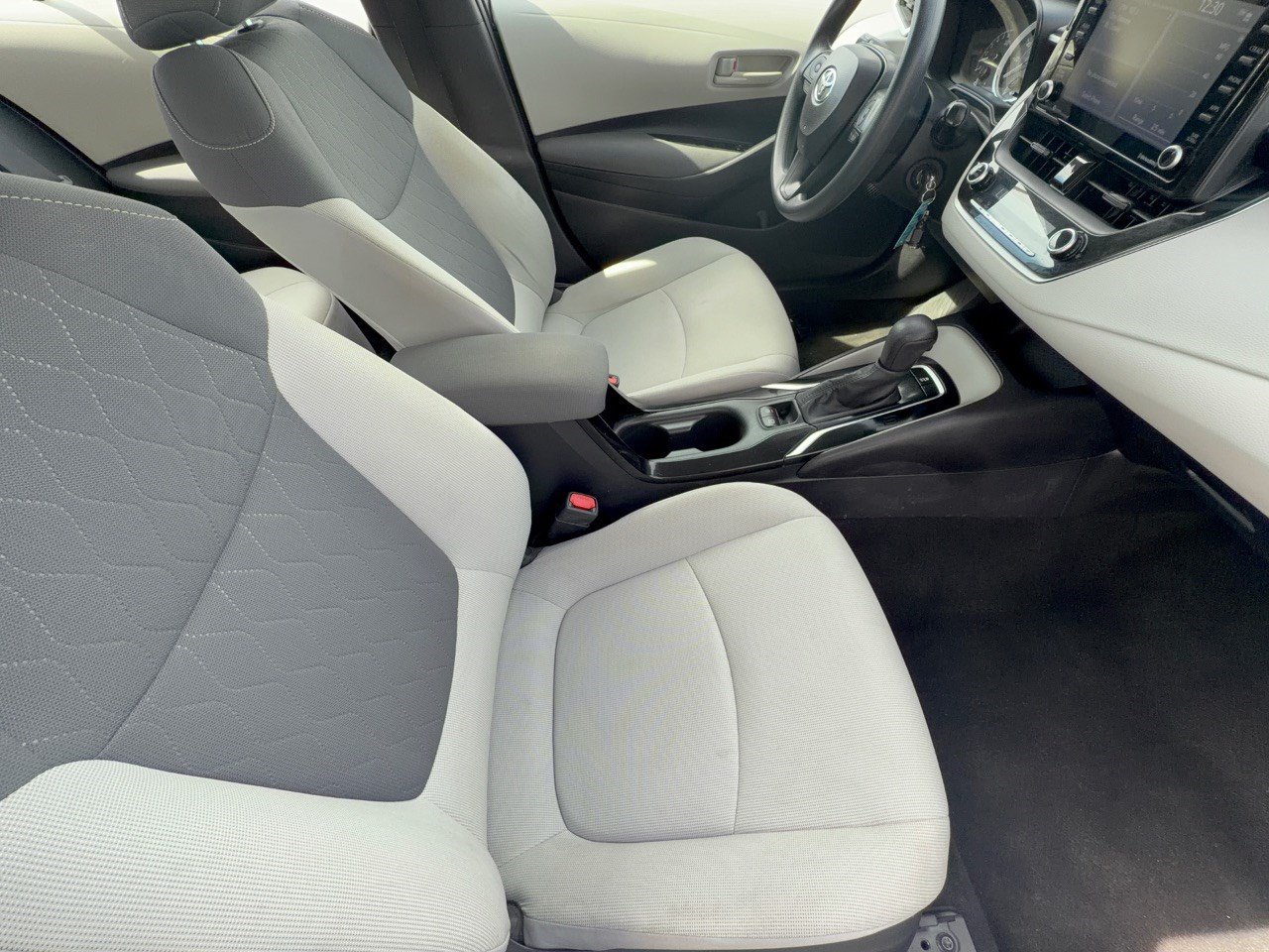 Used 2022 Toyota Corolla LE FWD image 30