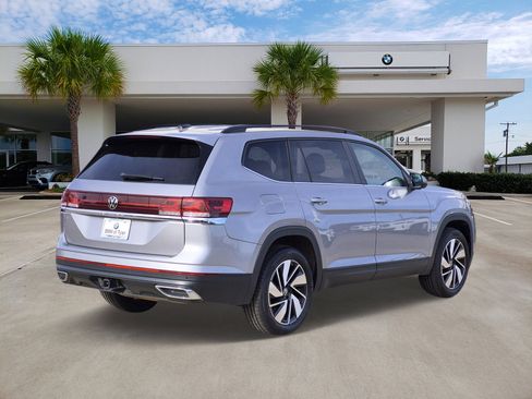 Used 2024 Volkswagen Atlas SE w/ Panoramic Sunroof Package image 4