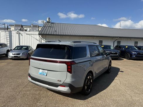 Used 2025 Kia Carnival EX FWD image 4