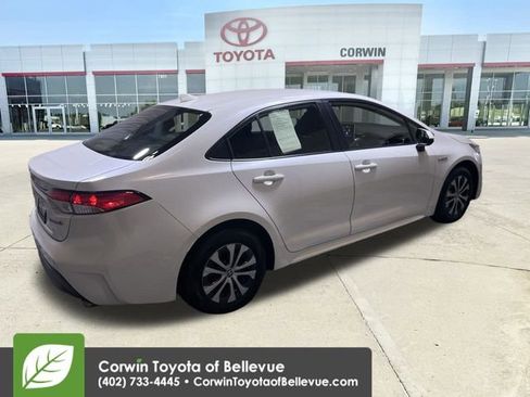 Used 2020 Toyota Corolla LE image 2