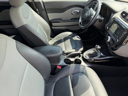 Used 2016 Kia Soul + w/ Primo Package FWD image 15