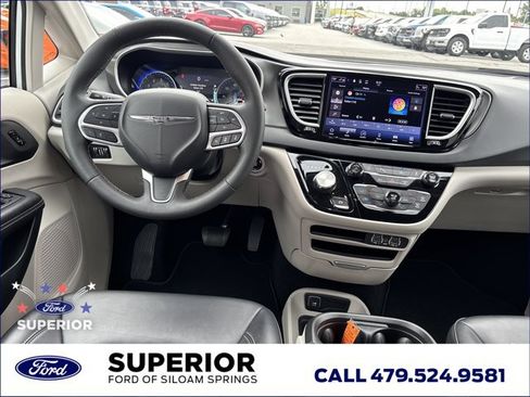 Used 2024 Chrysler Pacifica Touring-L FWD image 19