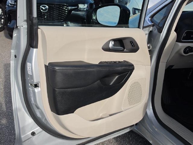 Used 2024 Chrysler Pacifica Touring-L FWD image 18