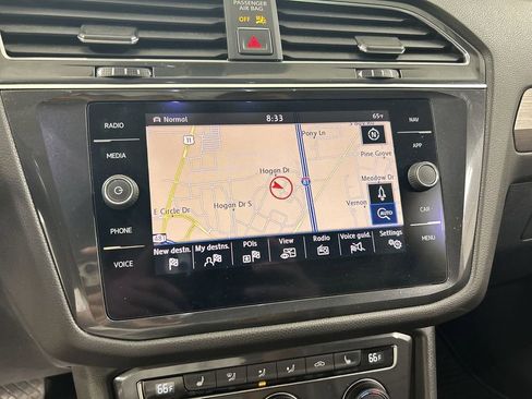 Used 2018 Volkswagen Tiguan SEL AWD/4WD image 16