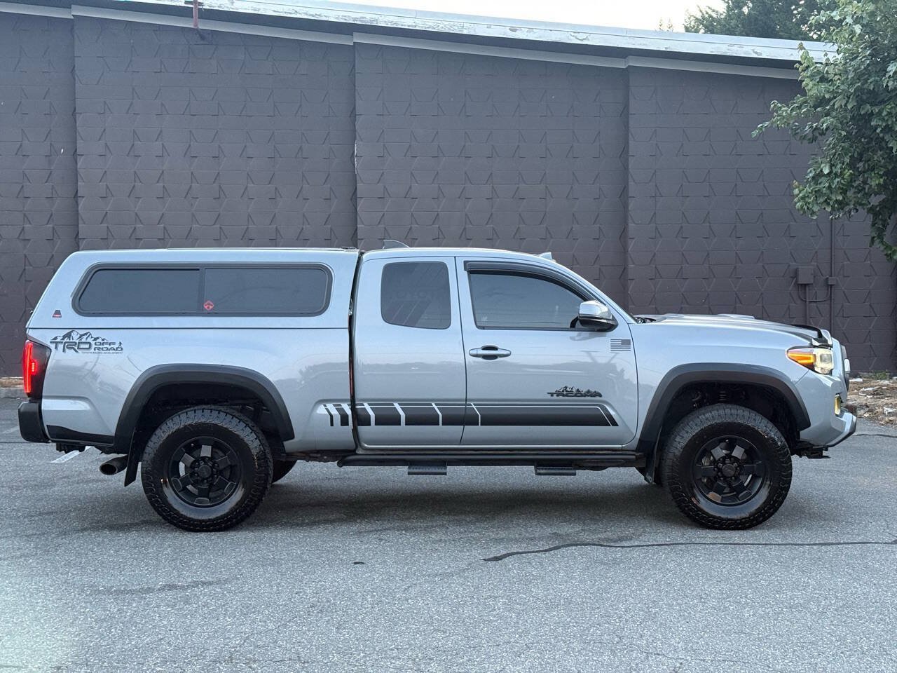 Used 2020 Toyota Tacoma TRD Off-Road w/ TRD Premium Off Road Package AWD/4WD image 4