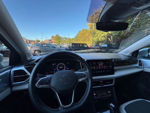 Used 2025 Volkswagen Taos SE image 33