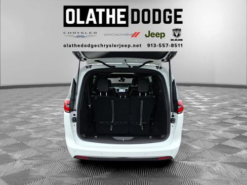 New 2026 Chrysler Pacifica Limited w/ Uconnect Theater Family Group image 5