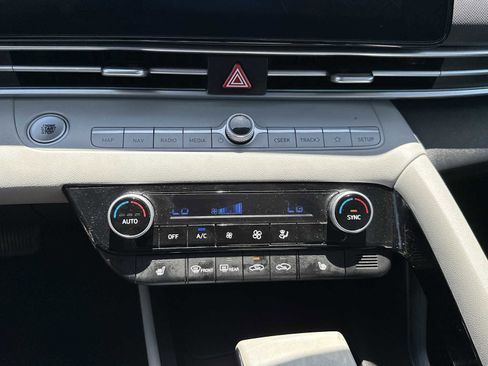 Certified 2024 Hyundai Elantra Limited FWD image 21