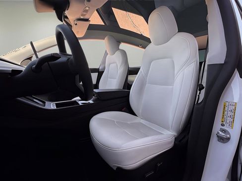 Used 2021 Tesla Model Y Long Range image 10